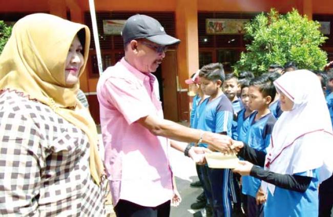 Dua SD Terima Bantun Buku Tulis